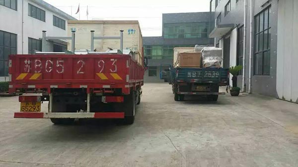 灌裝機安裝完畢整裝待發(fā)